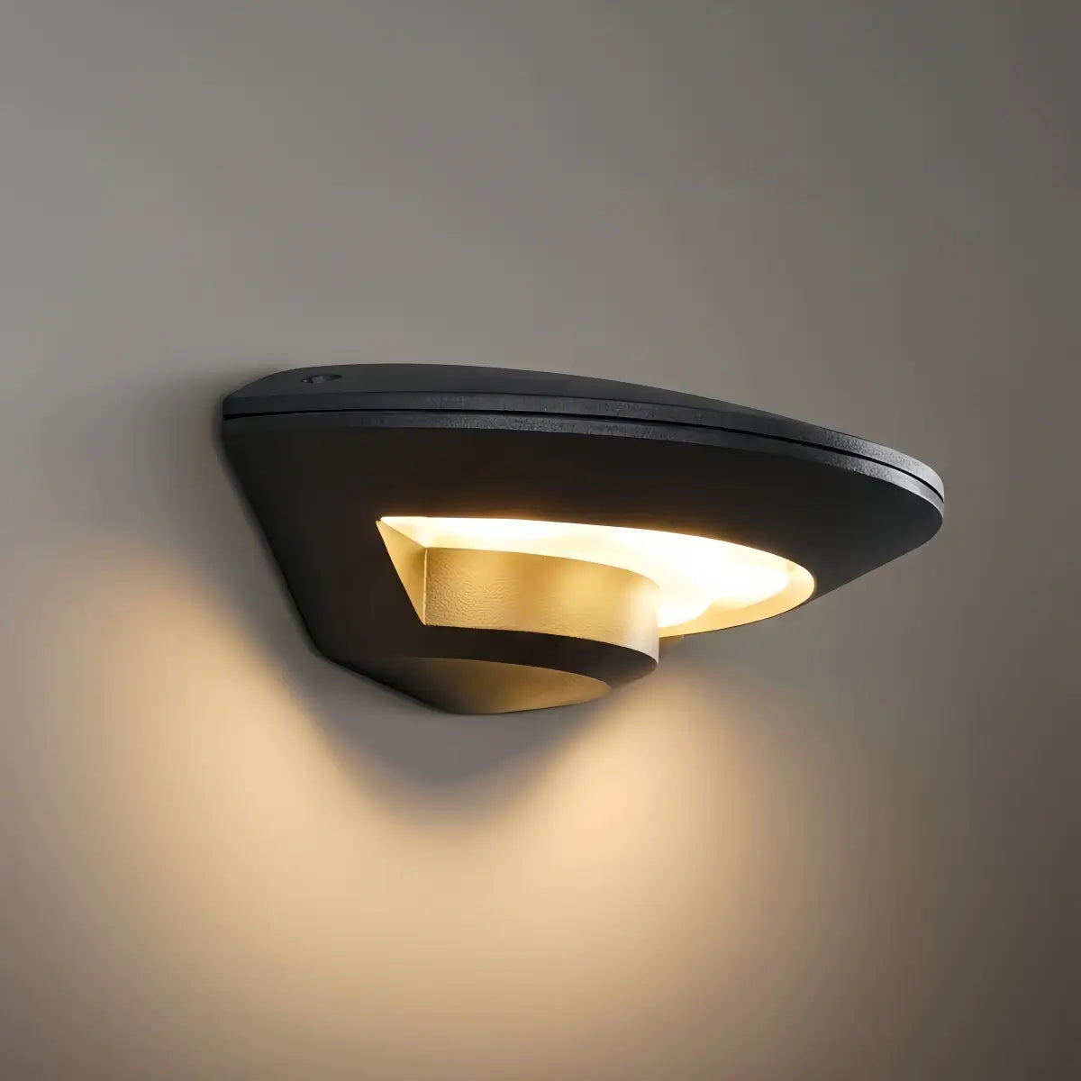 Irondale Minimalist Disc-Shaped Wall Lamp - Black Metal for Outdoor Corridor
